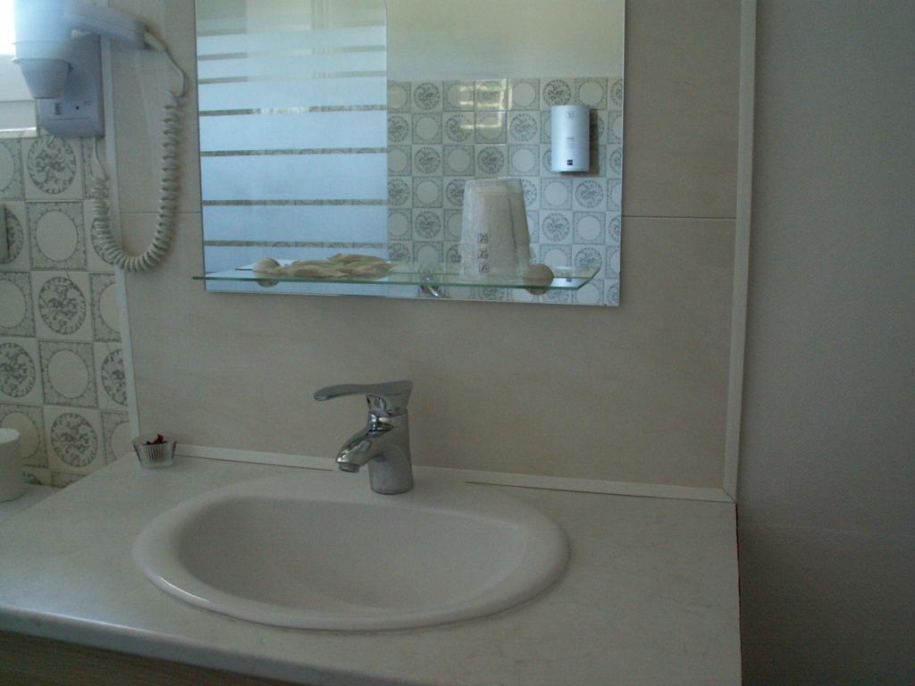 Le Relais Du Pont De Rhodes Hotel Frayssinet Værelse billede